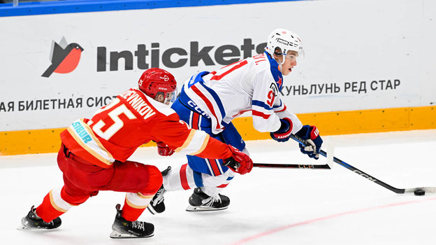 Защитник «Куньлуня» Алексей Кожевников и нападающий СКА Иван Демидов.