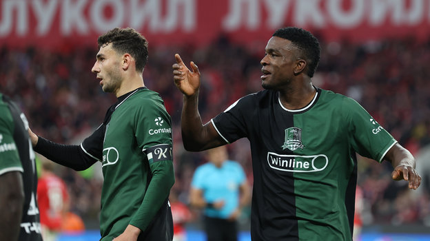 Футболисты «Краснодара» Эдуард Сперцян (слева) и Джон Кордоба.