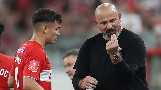 Нападающий «Спартака» Манфред Угальде и главный тренер красно-белых Деян Станкович.