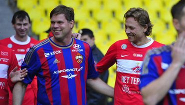 Владислав Радимов (слева) и Валерий Карпин в благотворительном матче ветеранов ЦСКА и «Спартака» 14 октября 2012 года.