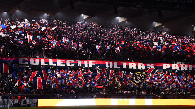 Болельщики «ПСЖ» во время матча Лиги чемпионов с «ПСВ» на «Парк де Пренс». 22 октября 2024 года.