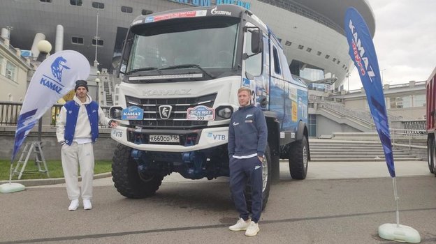 Игроки «Зенита» Александр Ерохин и Дмитрий Чистяков приняли участие в тест-драйве спортивного грузовика команды «КАМАЗ-мастер».