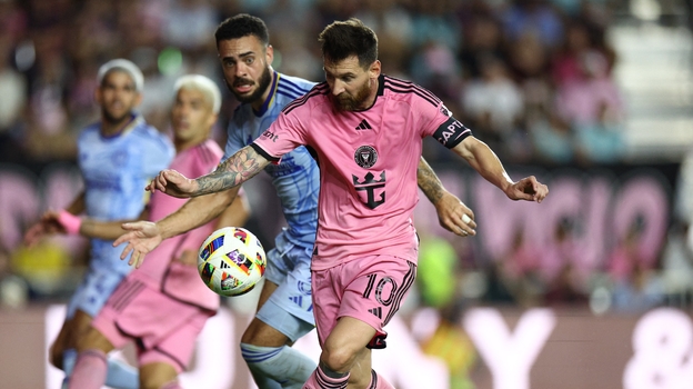 Нападающий «Интер Майами» Лионель Месси (справа).