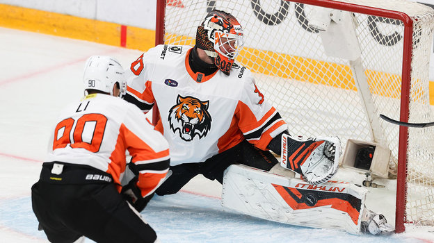 Вратарь «Амура» Игорь Бобков. Вратарь «Амура» Игорь Бобков