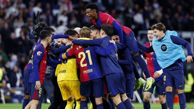 Футболисты «Барселоны» празднуют победу над «Реалом». 26 октября 2024 года.