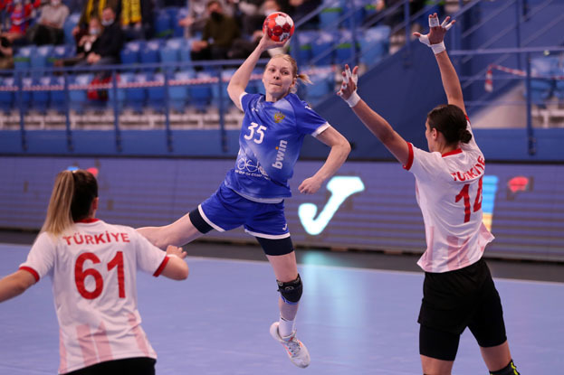 Гандболистка Валерия Кирдяшева (№ 35). Гандболистка Валерия Кирдяшева (№ 35) в матче Россия — Турция 20 апреля 2021 года