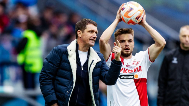 Главный тренер «Пари НН» Виктор Гончаренко и защитник «Спартака» Олег Рябчук.