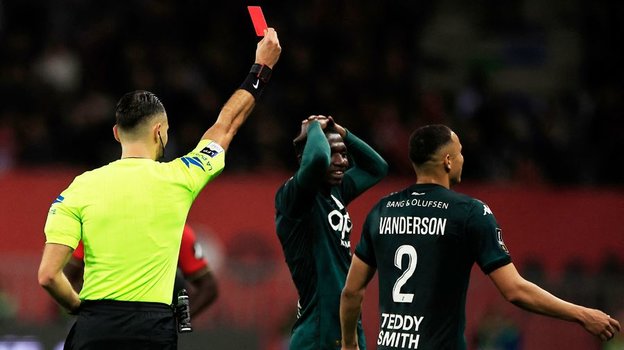 Арбитр Жереми Пиньяр удаляет защитника «Монако» Вандерсона.