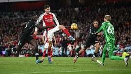 Шикарная перестрелка в центральном матче АПЛ. «Арсенал» потерял двух защитников, а Слот упустил первое место