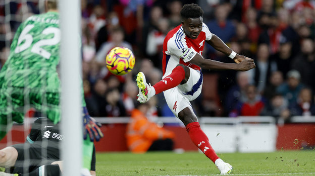 Полузащитник «Арсенала» Букайо Сака открывает счет в матче с «Ливерпулем».