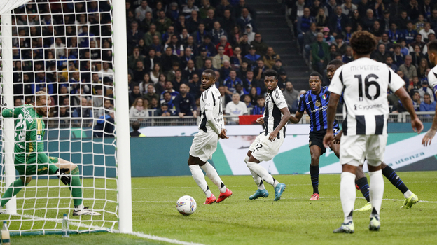 Защитник Дензел Дюмфрис забивает в ворота «Ювентуса».