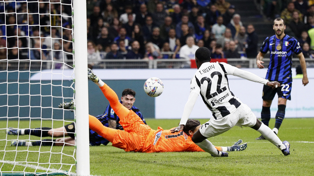 Полузащитник «Ювентуса» Тимоти Веа забивает в ворота «Интера».