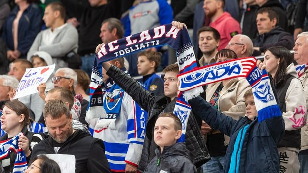 Болельщики «Лады» поддерживают команду на трибуне.