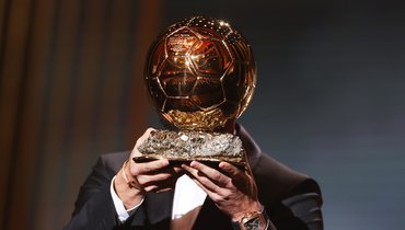 Трофей «Золотой мяч» от журнала France Football.
