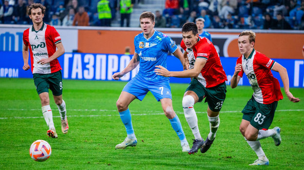 Нападающий «Зенита» Александр Соболев (№ 7) и игроки «Локомотива» Сесар Монтес (№ 23) и Алексей Батраков (№ 83). Нападающий «Зенита» Александр Соболев (№ 7) и игроки «Локомотива» Сесар Монтес (№ 23) и Алексей Батраков (№ 83)