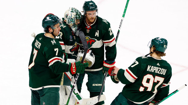 Игроки «Миннесоты» Кирилл Капризов (№ 97), Марк-Андре Флери (№ 29) и их партнеры по команде Брок Фабер (№ 7) и Юнас Бродин. Игроки «Миннесоты» Кирилл Капризов (№ 97), Марк-Андре Флери (№ 29) и их партнеры по команде Брок Фабер (№ 7) и Юнас Бродин