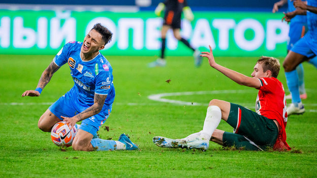 Игроки Алексей Батраков (слева) и Густаво Мантуан в матче «Зенит» — «Локомотив». Игроки Алексей Батраков (слева) и Густаво Мантуан в матче «Зенит» — «Локомотив»