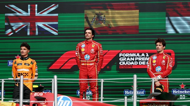 Гонщик «Макларена» Ландо Норрис (слева) и пилоты «Феррари» Карлос Сайнс и Шарль Леклер на подиуме по итогам «Гран-при Мексики».