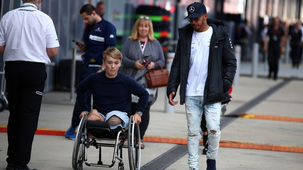 Билли Монгер (слева) и гонщик «Мерседеса» Льюис Хэмилтон.