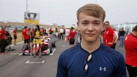 Безногий автогонщик установил безумный рекорд в триатлоне. Он превзошел предыдущее достижение на два часа