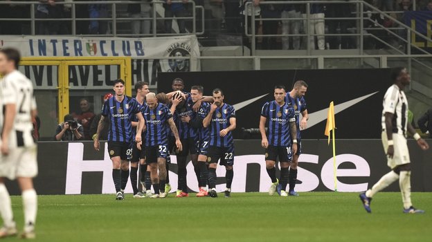 Футболисты «Интера» празднуют гол Дензела Дюмфриса в ворота «Ювентуса» в матче серии А. 27 октября 2024.