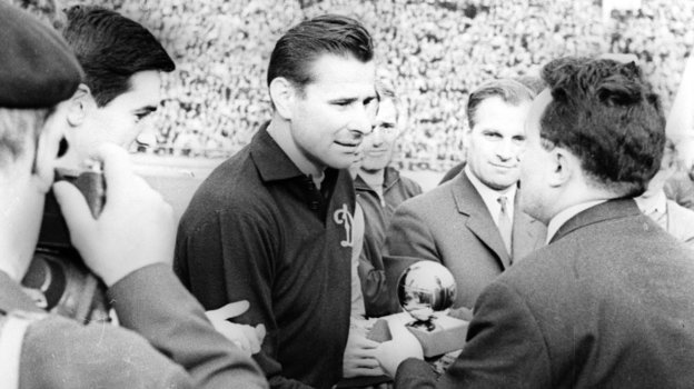 Вратарь сборной СССР Лев Яшин на вручении премии «Золотой мяч» в 1964 году. Вратарь сборной СССР Лев Яшин на вручении премии «Золотой мяч» в 1964 году.