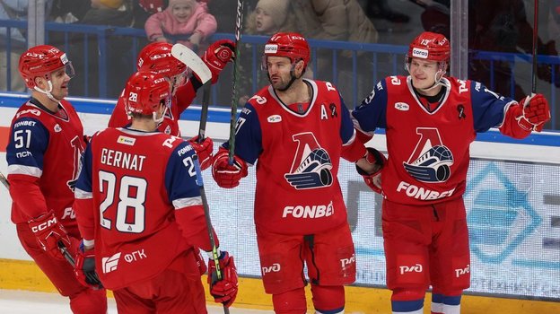 Александр Радулов (№47) с напарниками по «Локомотиву» в матче с минским «Динамо».