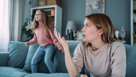 Мать и активный ребенок