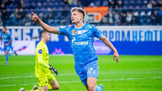Полузащитник «Зенита» Андрей Мостовой открыл счет в матче с «Локомотивом» (1:1).
