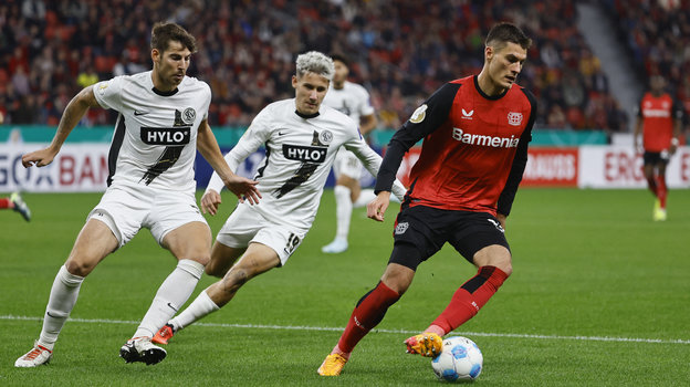 Нападающий «Байера» Патрик Шик (справа) в матче против «Эльферсберга».