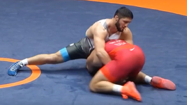 Садулаев легко победил звезду американской борьбы. Тэйлор атаковал, но упирался в стену