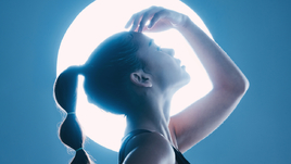 Женщина на фоне Луны