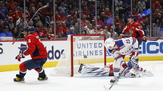 Александр Овечкин (№ 8) сделал дубль в матче «Вашингтон» — «Рейнджерс» (5:3).