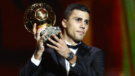 Родри высмеял Винисиуса, когда отмечал «Золотой мяч». Видео выложил «Манчестер Сити» и тут же удалил