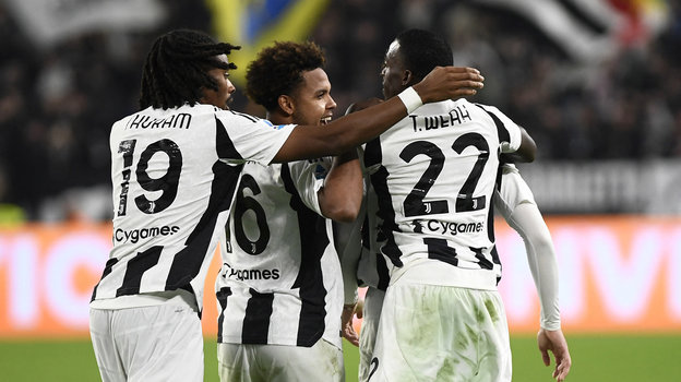 Тимоти Веа празднует гол с одноклубниками.