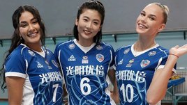 Волейболистка «Шанхай Брайт Юбест» Арина Федоровцева (справа) с партнершами по команде.