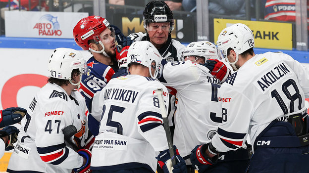 Игроки «Металлурга» Люк Джонсон (№ 47), Алексей Маклюков (№ 85), Макар Хабаров (№ 56) и Павел Акользин (№ 18) против форварда ЦСКА Максима Мамина (№ 98). Игроки «Металлурга» Люк Джонсон (№ 47), Алексей Маклюков (№ 85), Макар Хабаров (№ 56) и Павел Акользин (№ 18) против форварда ЦСКА Максима Мамина (№ 98)