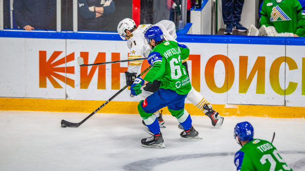 Хоккеисты Колин Кэмпбелл (№ 71) и Динар Хафизуллин в матче КХЛ «Салават Юлаев» — «Куньлунь». Хоккеисты Колин Кэмпбелл (№ 71) и Динар Хафизуллин в матче КХЛ «Салават Юлаев» — «Куньлунь»