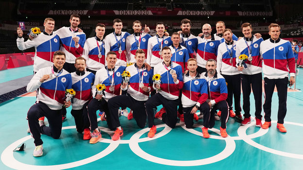 Волейболисты сборной ОКР на церемонии награждения на Олимпиаде-2020 в Токио. Волейболисты сборной ОКР на церемонии награждения на Олимпиаде-2020 в Токио