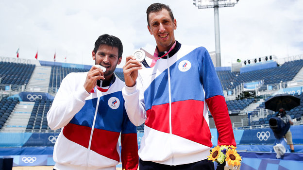 Волейболисты сборной ОКР Вячеслав Красильников (слева) и Олег Стояновский на Олимпиаде-2020 в Токио. Волейболисты сборной ОКР Вячеслав Красильников и Олег Стояновский на Олимпиаде-2020 в Токио