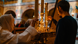 Мужчина и женщина в церкви