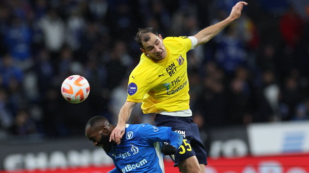 Футболисты Муми Нгамале и Максим Осипенко.