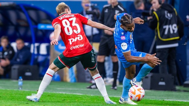 Алексей Батраков (№ 83) и Вильмар Барриос.