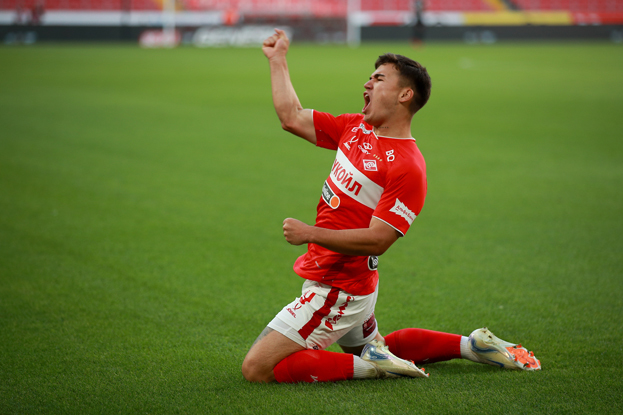 Нападающий «Спартака» Манфред Угальде. Футболист «Спартака» Манфред Угальде