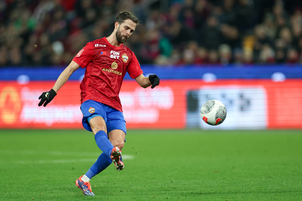 Полузащитник ЦСКА Миралем Пьянич. Футболист ЦСКА Миралем Пьянич