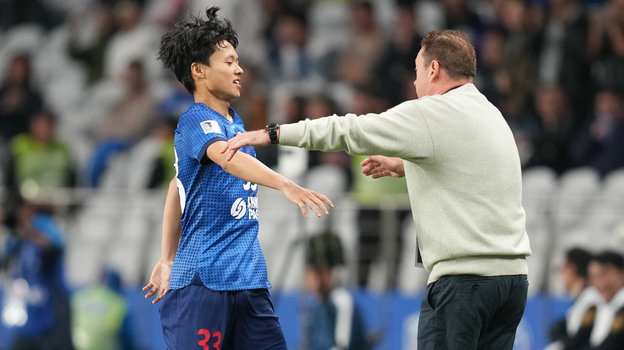 Главный тренер «Шанхай Шэньхуа» Леонид Слуцкий (справа) и полузащитник команды Ван Хайцзянь. Главный тренер «Шанхай Шэньхуа» Леонид Слуцкий (справа) и полузащитник команды Ван Хайцзянь