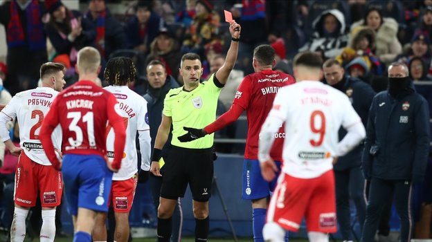 Игрок ЦСКА Виллиан Роша получает красную карточку в матче против «Спартака».