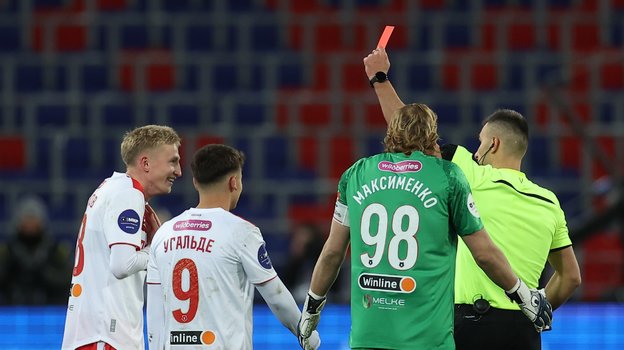 Удаление игрока «Спартака» Руслана Литвинова в матче с ЦСКА.
