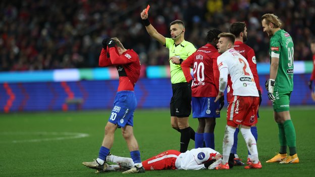 Игрок ЦСКА Иван Обляков получает красную карточку в матче против «Спартака».