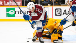 В НХЛ дебютировал российский ноунейм. «Колорадо» страдает из-за травм и доверяет юниорам